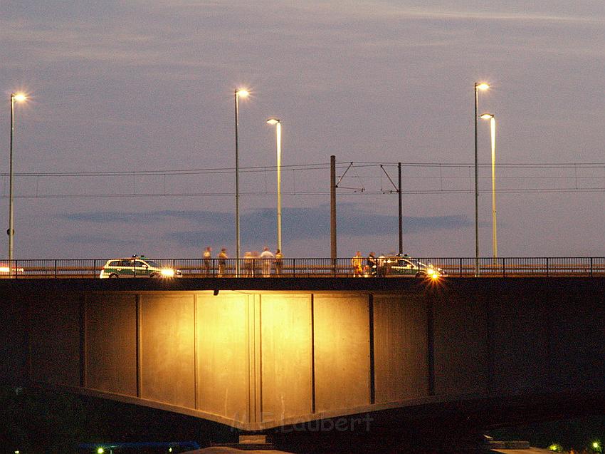 Lebensmueder mit Pistole Koeln Deutzer Bruecke P68.JPG